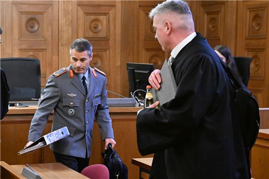 Der ehemalige KSK-Kommandeur, Brigadegeneral Markus Kreitmayr (l), im Gerichtssaal in Tübingen.