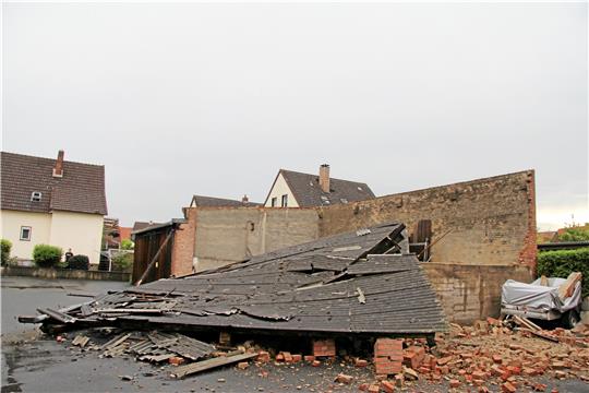 Der ehemalige Kohlenschuppen in der Langen Straße diente als Garage – der Ausläufer des Tornados, der auch in Paderborn und Lippstadt für schwere Verwüstungen gesorgt hat, bringt das Dach zum Einsturz und begräbt ein Fahrzeug darunter.  Foto: Hohaus