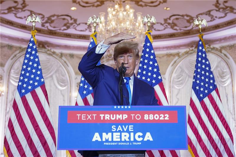 Donald Trump – Gefängnis oder Weißes Haus? Der ehemalige Präsident Donald Trump spricht im Mar-a-Lago zu Unterstützern. Foto: Andrew Harnik/picture alliance/dpa/AP