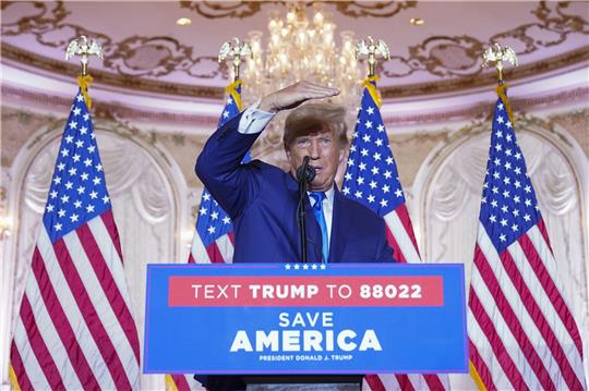 Der ehemalige Präsident Donald Trump spricht im Mar-a-Lago zu Unterstützern. Foto: Andrew Harnik/picture alliance/dpa/AP