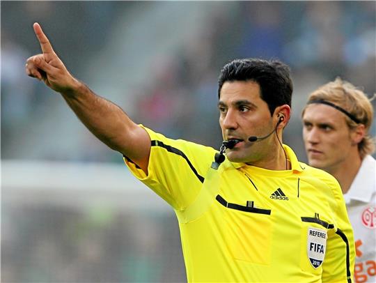 Der ehemalige Schiedsrichter Babak Rafati hat früher auf der großen Bühne Spiele der Fußball-Bundesliga geleitet. Doch mit dem Stress und Erwartungsdruck kam er auf Dauer nicht zurecht und bekam Depressionen. Foto: Roland Weihrauch dpa/lnw