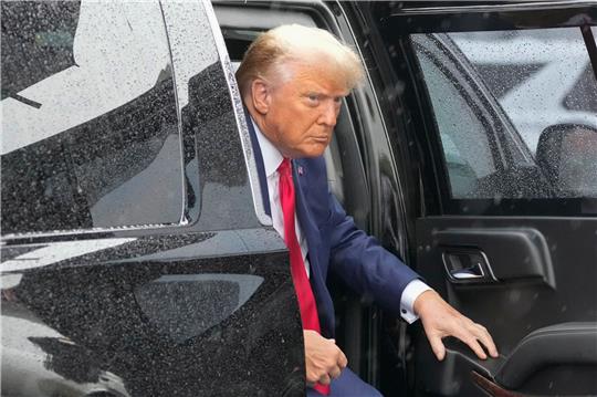 Der ehemalige US-Präsident Donald Trump ist erneut angeklagt worden.
