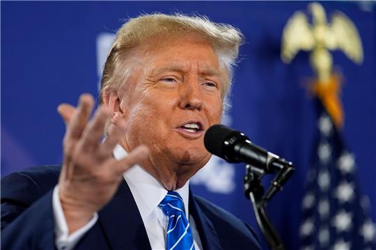 Der ehemalige US-Präsident Donald Trump ist wegen Verdacht auf Wahlbetrug angeklagt.