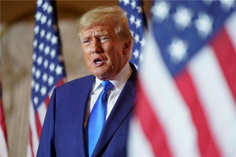 Ministerium stellt Trumps Steuerunterlagen zur Verfügung Der ehemalige US-Präsident Donald Trump spricht am Wahltag im Mar-a-Lago.