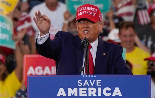 Der ehemalige US-Präsident Donald Trump spricht bei einer Wahlkampfveranstaltung in Miami.