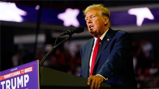 Der ehemalige US-Präsident Donald Trump spricht bei einer Wahlkampfveranstaltung an der Temple University.