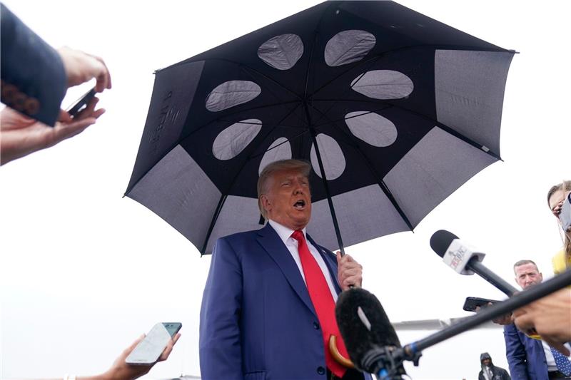 Trump auf der Anklagebank: Ex-Präsident beteuert Unschuld Der ehemalige US-Präsident Donald Trump spricht mit Reportern.