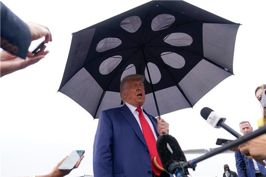 Der ehemalige US-Präsident Donald Trump spricht mit Reportern.