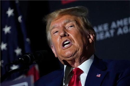 Der ehemalige US-Präsident Donald Trump wird wegen versuchter Wahlbeeinflussung angeklagt.