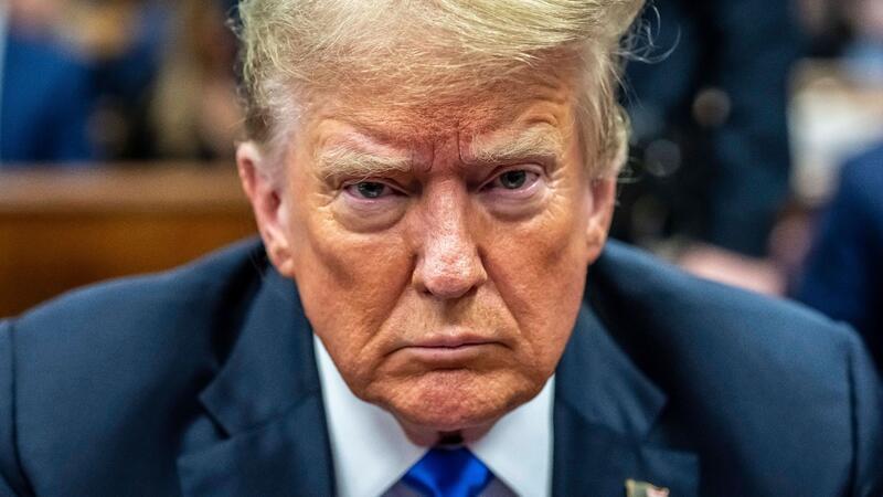 „Straftäter“: Biden-Team greift Trump in Werbespot an Der ehemalige US-Präsident Donald Trump wurde Ende Mai im Prozess um die Verschleierung von Schweigegeld-Zahlungen an eine Pornodarstellerin für schuldig gesprochen.
