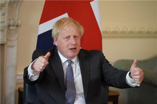 Der ehemalige britische Premierminister Boris Johnson droht laut Medienberichten mit einer Rebellion innerhalb der Konservativen Partei.