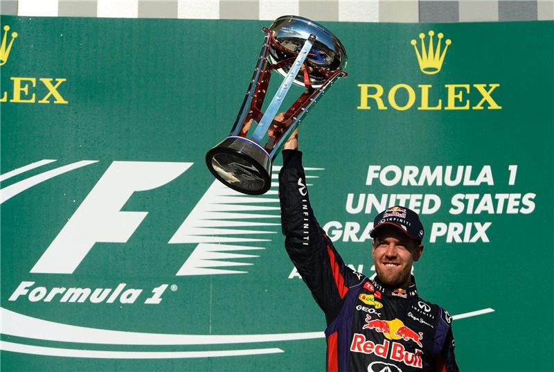 Formel 1 frischt Erinnerung an Vettel-Serie auf Der ehemalige deutsche Formel-1-Fahrer Sebastian Vettel mit seiner Trophäe für den Sieg beim Großen Preis der USA 2013.