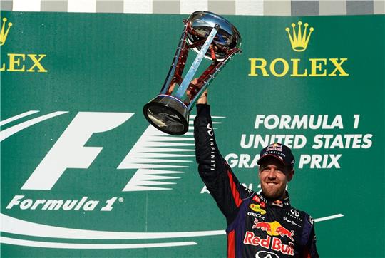 Der ehemalige deutsche Formel-1-Fahrer Sebastian Vettel mit seiner Trophäe für den Sieg beim Großen Preis der USA 2013.