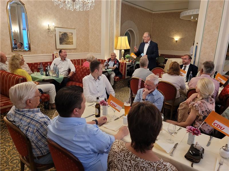„Weichei-Generation“ – CDU-Mann schießt gegen die Jugend Der ehemalige niedersächsische Landtagsabgeordnete und CDU-Landesvorsitzende Frank Oesterhelweg (stehend) ist Gast während des traditionellen Salzfestmahls der Bad Harzburger CDU. Dort findet er sehr deutliche Worte – dafür ist der Wolfenbütteler aber auch schon immer bekannt gewesen. Foto: Exner