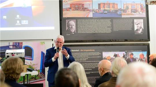 Der ehemalige niedersächsische Ministerpräsident Gerhard Glogowski (SPD) spricht bei einer Feierstunde zum 25-jährigen Bestehen des Hundertwasser-Bahnhofs.