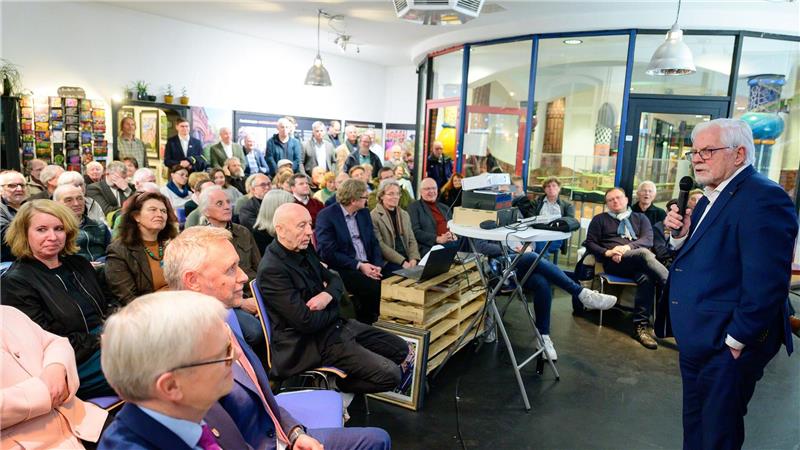 Der ehemalige niedersächsische Ministerpräsident Gerhard Glogowski (SPD) spricht bei einer Feierstunde zum 25-jährigen Bestehen des Hundertwasser-Bahnhofs.