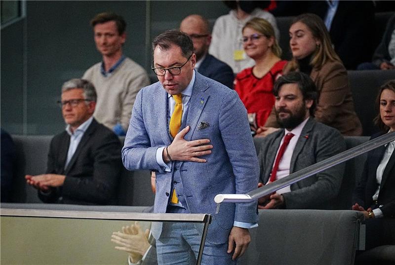 Melnyk über Nachfolger: „sollte Gesäß hochkriegen” Der ehemalige ukrainische Botschafter Andrij Melnyk (l) und sein Nachfolger Oleksii Makeiev (vorne) bei einer Sitzung des Bundestags.
