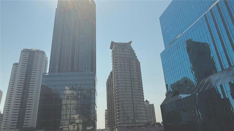 Dicke Luft in Bangkok: Mit Trockeneis gegen den Smog Der eigentlich blaue Himmel ist meist von Smog gebleicht.