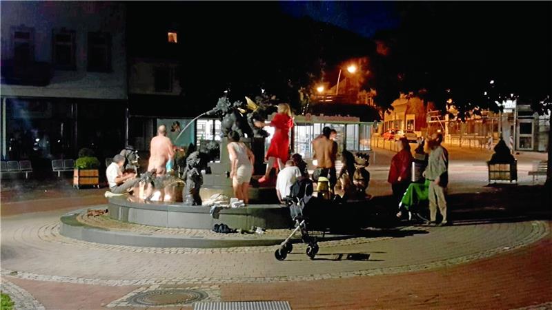 Der eigentliche Film besteht nur aus Schwarz-Weiß-Aufnahmen der Webcam. Deshalb ist nicht zu erkennen, ob die „Alten“ wirklich splitternackt in den Brunnen hüpfen. Auf diesem Bild sieht man aber: Fast alle sind angezogen. Der Skandal zur Mitternacht ist also keiner. Aber der Werbeeffekt der Aktion ist enorm. Foto: Stadtmarketing