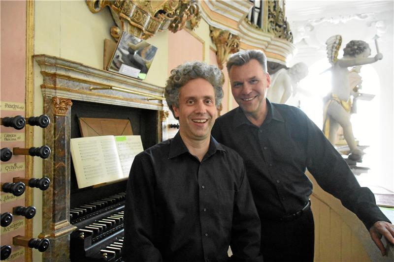 Herzerfreuender Anklang des Festivals Der eigentliche Star sei die Treutmann-Orgel, sagt Landeskirchenmusikdirektor Gerald de Vries, der am Sonntag den Auftakt des Grauhofer Orgelsommers mit Tourismus-Pfarrer Ralph Beims bestritt, hier mit seinem Können als Bariton. Foto: Kempfer