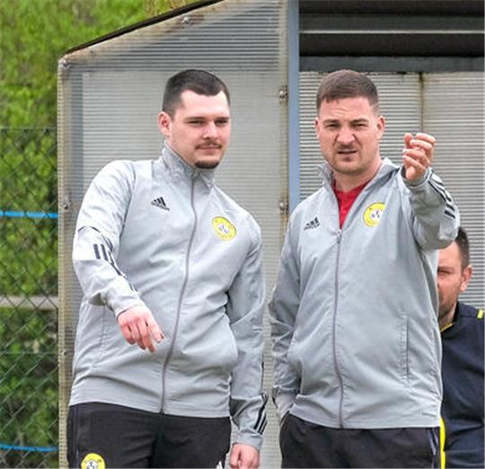 Der eine geht, der andere kommt: Finn-Luca Jörg (l.) ist in der kommenden Saison nicht mehr Trainer des TSV Lochtum. Sein Nachfolger Bastian Wiegelmann ist gleichzeitig sein Vorgänger.