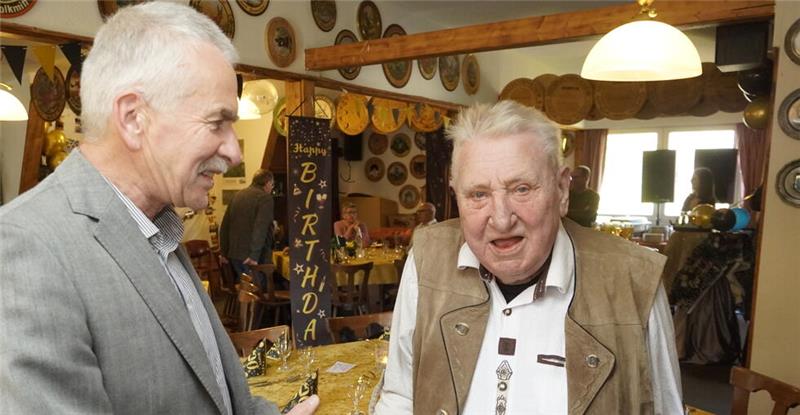 Der eine ist schon ein Hohegeißer Urgestein, der andere ist auf dem besten Wege eins zu werden: Jubilar Wolfgang Hahne mit Braunlages ehemaligem Bürgermeister Stefan Grote (l.).