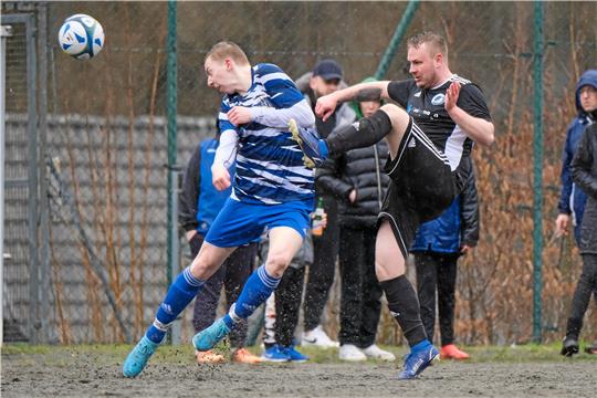 Der eine zieht durch, der andere lieber zurück: Immenrodes Philipp Binder (re.) klärt hier rustikal vor Torben Seidel von der TSG Wildemann. Die sichert sich am Ende mit 4:1 die Punkte und setzt sich ins Mittelfeld ab. Foto: Drechsler