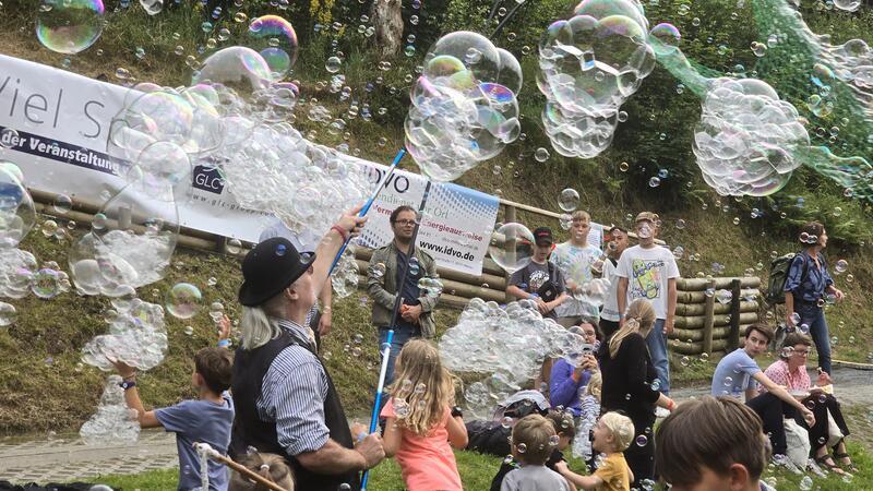 Seifenblasenkünstler verzaubert beim Altenauer Lichterfest Der eingeladene Seifenblasenkünstler aus Hamburg, Jo von Usslar, lässt auf dem Lichterfest am Okerteich nicht nur Kinder staunen.