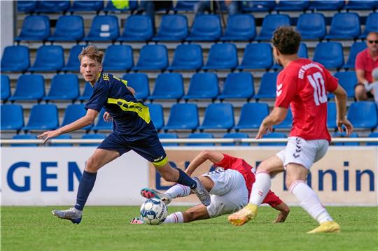 Der eingewechselte Jannis Klug erzielt bei der 1:5-Niederlage der A-Junioren der JSG Goslar gegen den Tabellenzweiten JFV 37 Göttingen den Ehrentreffer.  Foto: Drechsler