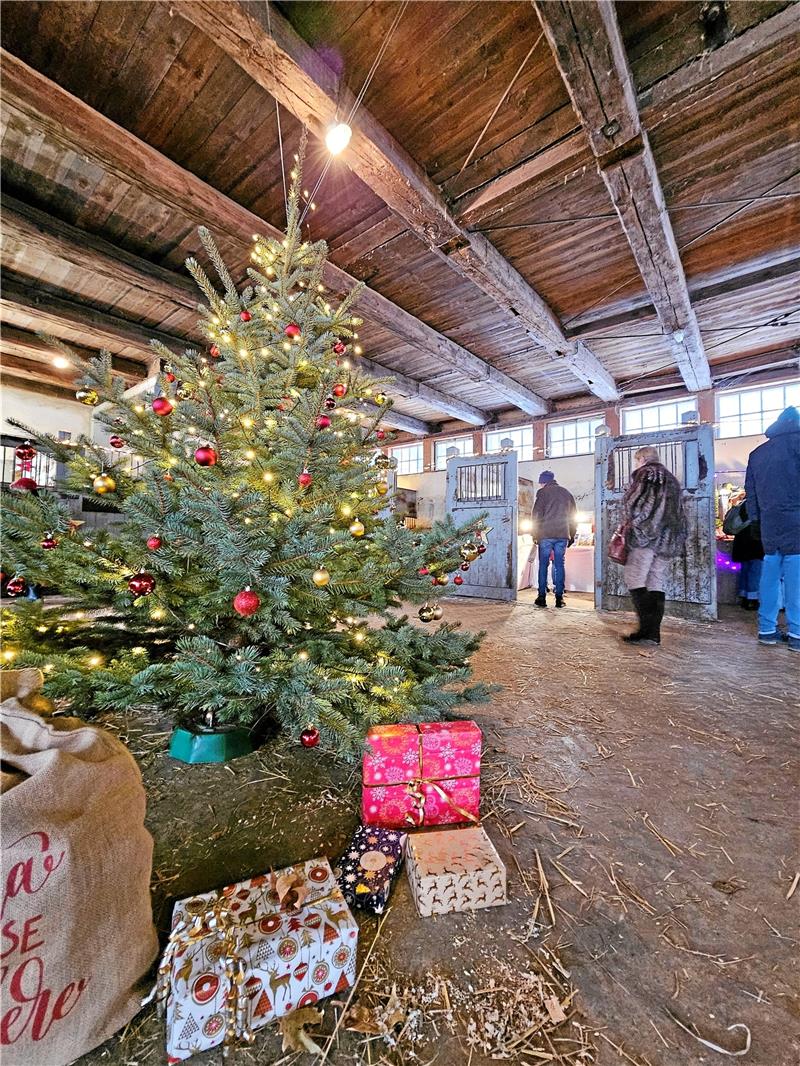 Der einstige Krankenstall: Weihnachtliche Dekoration und Boxen für Aussteller und Kunsthandwerker. Foto: Potthast