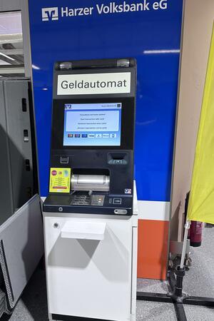 Der einzige Geldautomat in Harlingerode ist der der Volksbank. Er steht im E-Center.