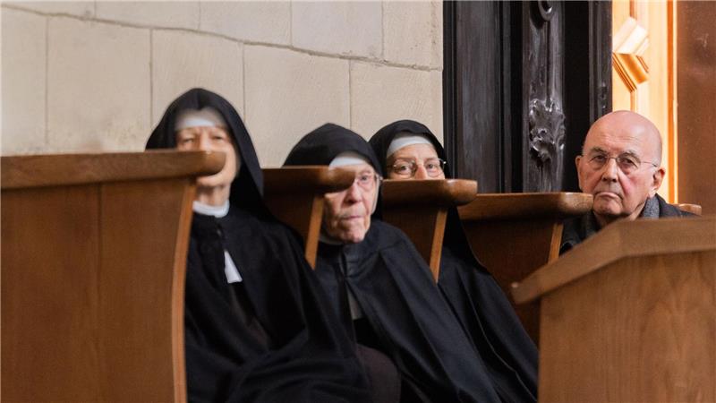 Der emeritierte Bischof Felix Glenn beobachtet die Vorstellung seines Nachfolgers.