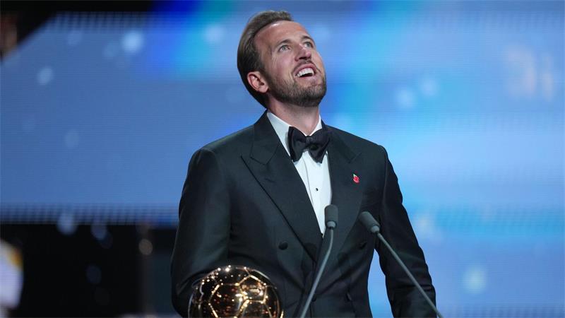 Der englische Fußballspieler Harry Kane erhält im London Palladium Theatre im Rahmen der Ballon-d’Or-Verleihung die Trophäe als Spieler des Jahres.