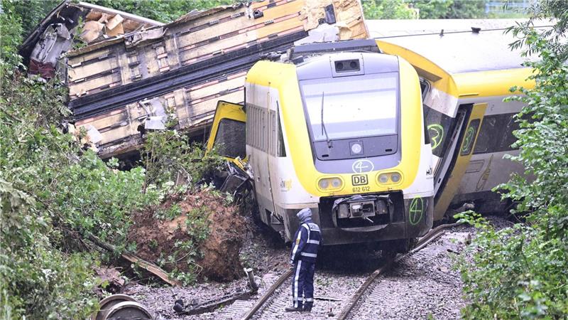 „Den Knall noch in den Ohren“: Zug entgleist nach Erdrutsch Der entgleiste Zug ist noch an der Unfallstelle.