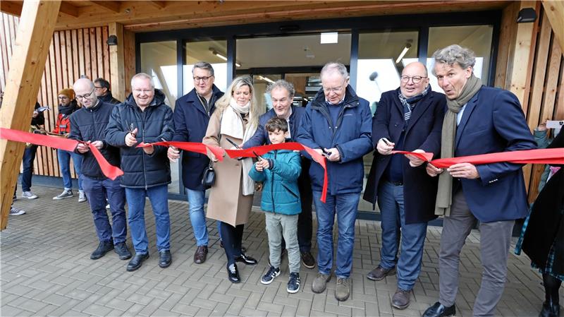 Neuer Harzturm in Torfhaus soll Touristenmagnet werden Der entscheidende Moment: Niedersachsens Ministerpräsident Stephan Weil (M.), Geschäftsführer Hannes Mairinger (2.v.li.) und zahlreiche weitere Gäste eröffneten am Mittwoch den 65 Meter hohen Harzturm, eine neue touristische Attraktion im Mittelgebirge. Foto: Frank Neuendorf