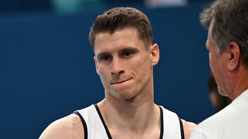 Herzschmerz bei Dausers Abschied von großer Turn-Bühne Der enttäuschte Lukas Dauser spricht mit seinem Trainer Hubert Brylok.