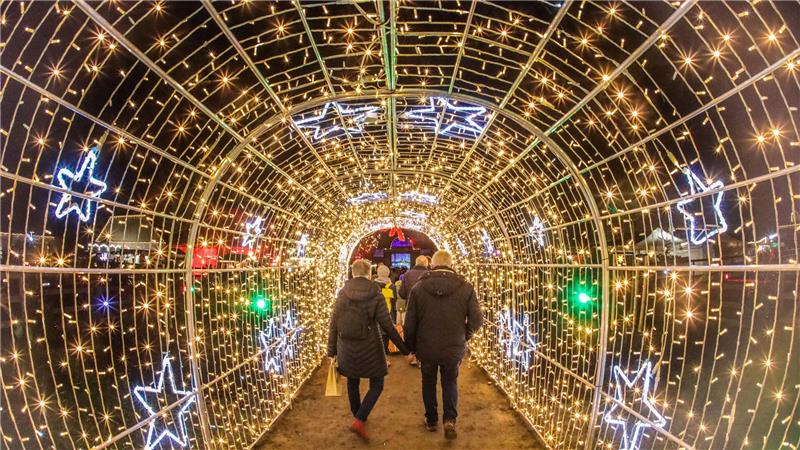 Bad Harzburg: So gewaltig ist der diesjährige Adventsmarkt im Gestüt Ein beleuchteter Tunnel mit Deko-Sternen.