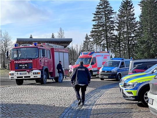 Der erlösende Moment: Die 14-Jährige wird mit dem Rettungswagen zur Einsatzleitung gebracht, wo bereits ihre Mutter wartet und sie eindeutig identifiziert.  Fotos: Schlegel/Feuerwehr