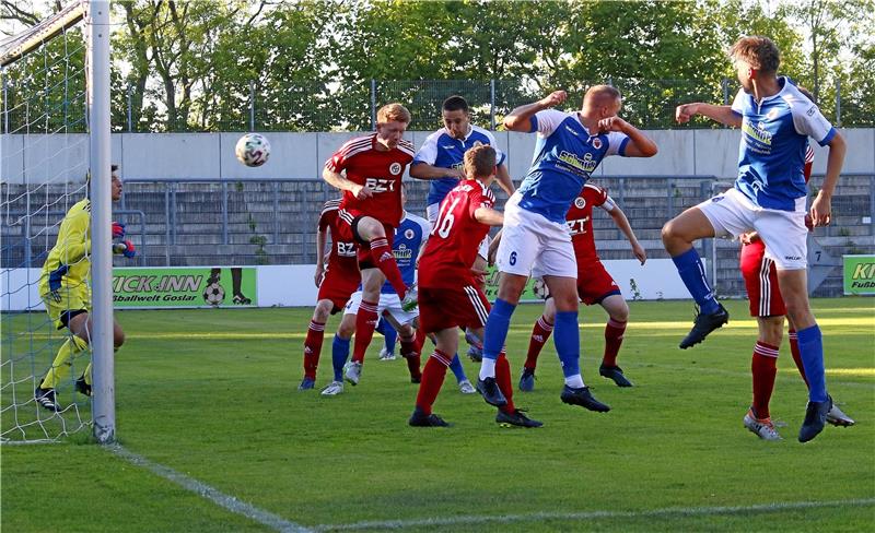 Einzug ins Achtelfinale: GSC braucht nur eine Halbzeit Der erst Streich des Goslarer SC 08 gegen Rautheim: Raul Lora-Morneo (2. v. li.) zeigt das bessere Timing und trifft per Kopf zur Führung. Am Ende steht ein 3:0 zu Buche. Foto: Epping