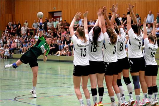 Der erste Akt: Langelsheims Sarah Schilff trifft nach einem wiederholten Freiwurf zum 13:13-Pausenstand gegen die LiSa-Luchse. Das Schauspiel wiederholt sich am Ende der zweiten Halbzeit. Foto: Epping