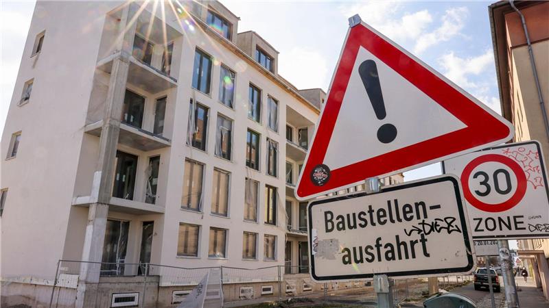 Trendwende im Wohnungsbau? Wieder mehr Baugenehmigungen Der erste Anstieg der Baugenehmigungen seit 2021 macht etwas Hoffnung. Allerdings wird nicht jedes Projekt realisiert, weil die Kapazitäten der Baufirmen begrenzt und die Baukosten nach wie vor hoch sind. (Symbolbild)