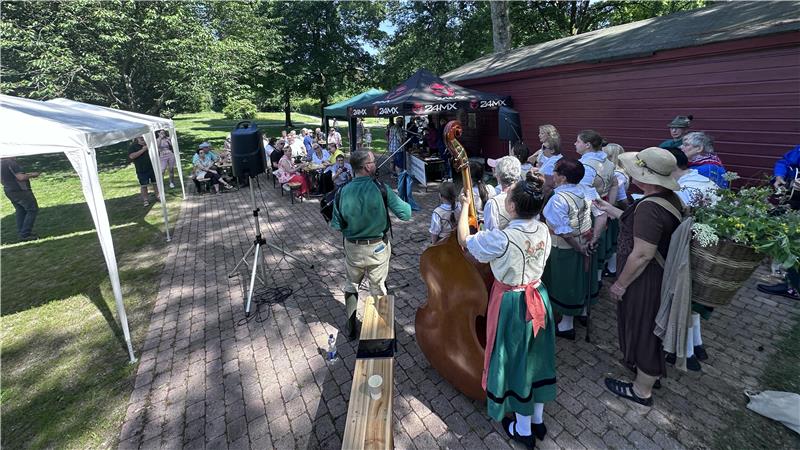St. Andreasberger bauen sich eine eigene Event-Bühne Der erste Auftritt auf der neuen Bühne am Pumpenhaus gebührt natürlich der St. Andreasberger Brauchtumsgruppe