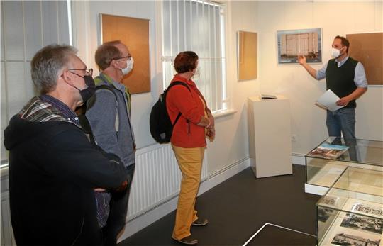 Der erste Bilderrahmen der Sonderausstellung „Normalzeit“ im Städtischen Museum ist gefüllt – mit dem Foto eines Tores. Museumsleiter Dirk Stroschein (re.) referiert zur Geschichte der Seesener Stadttore. Fotos: Gereke