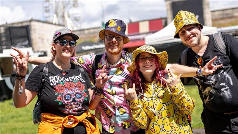 Festival-Saison startet mit Rock im Park und Rock am Ring Der erste Festivaltag in Nürnberg startete mit Regen. Danach war das Wetter wechselhaft, die Laune der Fans aber gut.