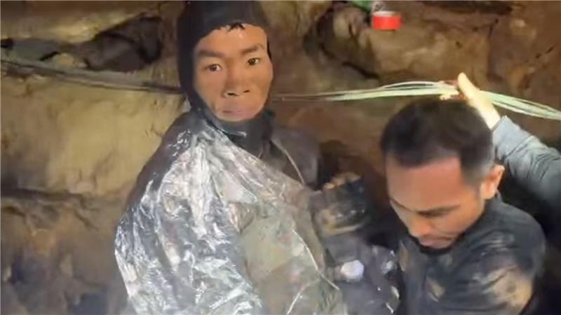 Wunder in Laos: Goldsucher retten sich selbst aus Fluthöhle Der erste Goldsucher wurde am Freitagabend geborgen.