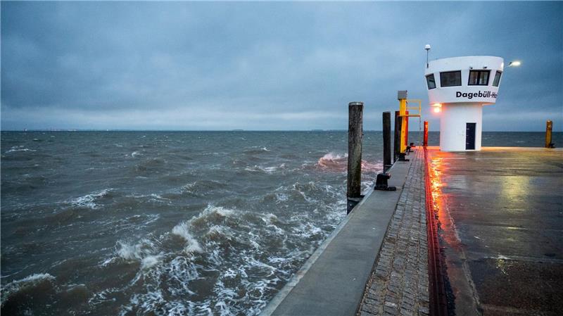 Erster Herbststurm an der Küste - keine Fahrt nach Helgoland Der erste Herbststurm des Jahres zieht über die Nordsee.