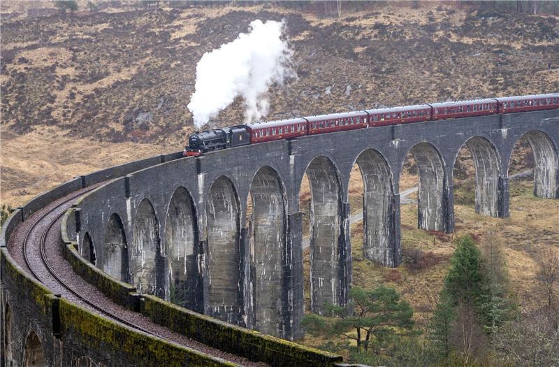 Lokführer-Azubis für „Harry Potter”-Strecke gesucht Der erste Jacobite Express der Saison 2022 überquert das Glenfinnan-Viadukt auf seinem Weg von Fort William nach Mallaig. Die «Harry Potter»-Filme machten die Zugstrecke über das Glenfinnan-Viadukt in Schottland weltberühmt.