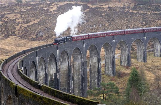 Der erste Jacobite Express der Saison 2022 überquert das Glenfinnan-Viadukt auf seinem Weg von Fort William nach Mallaig. Die «Harry Potter»-Filme machten die Zugstrecke über das Glenfinnan-Viadukt in Schottland weltberühmt.