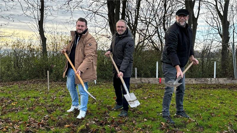 Der erste Spatenstich ist vollzogen: Pascal Czwojdrak, Norbert Schecke und Ulrich Schramm Banas (v.l.)