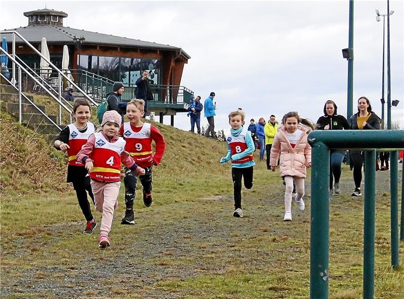 Auf der Strecke mit Captain America Der erste Start gehört den Bambini – acht Jungen und Mädchen gehen im Sportpark Bad Harzburg auf eine Stadionrunde. Fotos: Epping
